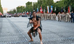 Des soldats Maori qui participeront au traditionnel défilé, répètent le 12 juillet 2016 sur les Champs Elysées à Paris