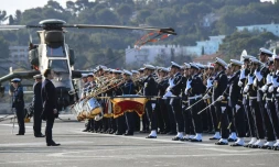 Emmanuel Macron devant des militaires de la marine à bord du navire Dixmude, dans la rade de Toulon, le 19 janvier 2018