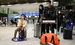 Des passagers en provenance  de Chine arrivent à l'aéroport Roissy-Charles de Gaulle, le 26 janvier 2020