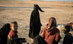 Une femme et des enfants ayant fui le dernier réduit du groupe Etat islamique (EI) à Baghouz, dans l'est de la Syrie, le 6 mars 2019