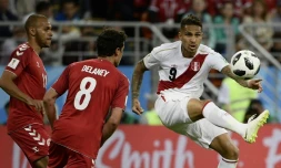 L'attaquant du Pérou, Paolo Guerrero (N.9, à dr.) pendant le match face au Danemark au cours du Mondial en Russie, le 16 juin 2018 à Saransk