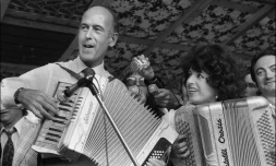 Le ministre des Finances et candidat à la présidentielle Valéry Giscard d'Estaing et Yvette Horner lors du deuxiÚme festival mondial d'accordéon le 24 juin 1973 à Montmorency