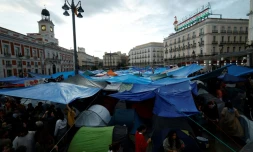 Des manifestants installés dans un campement pour protester contre les expulsions et la crise du logement, devant le siÚge de la présidence de la Communauté de Madrid, sur la Puerta del Sol, le 28 septembre 2026