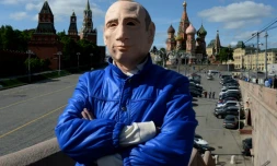 L'artiste russe Roman Roslovtsev porte un masque Ă  l'effigie de Vladimir Poutine, dans le centre de Moscou le 12 mai 2016