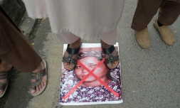 Le portrait de la chrĂ©tienne Asia Bibi, accusĂ©e de blasphĂšme, et condamnĂ©e Ă mort, est barrĂ© d'une croix rouge et piĂ©tinĂ©e lors d'une manifestation contre son acquittement par la Cour suprĂȘme, le 2 novembre 2018 Ă Islamabad, au Pakistan