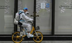 Un employé à vélo à Shangaï le 1er juin 2022