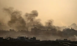Photo prise dans le Sud d'Israël près de la frontière avec la bande de Gaza d'où s'échappent des panaches de fumée, le 3 décembre 2023