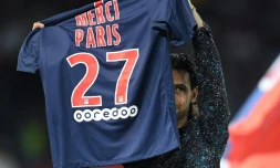 L'ancien milieu argentin du PSG reçoit son ancien numéro de maillot par le préident Nasser Al-Khelaïfi lors de ses adieux au Parc des Princes le 12 août 2018