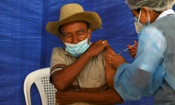 Un homme se fait administrer le vaccin AstraZeneca contre le Covid-19 à San Juan Sacatepequez, Guatemala, le 15 juillet 2021 