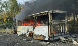 Cette photo publiée par le bureau du procureur de la région de Donetsk, dans l'Est de l'Ukraine, montre l'un des bus détruits par une frappe russe à Kramatorsk, proche de la ligne de front, le 8 octobre 2026