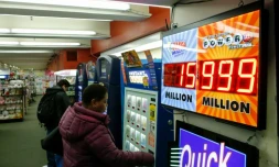 Un client achète un ticket pour la loterie américaine Powerball, le 12 janvier 2016 à New York