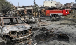 Camion de pompiers dans un marché de pièces détachées ravagé par un incendie, après des violences intercommunautaires à New Delhi, le 26 février 2020