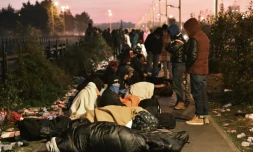 Des migrants qui ont dormi à l'extérieur se préparent à faire la queue devant un centre de transit pour évacuer la Jungle de Calais, le 27 octobre 2016
