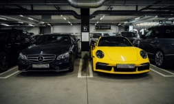 Des voitures de sport de luxe, immatriculées en Russie, garées dans le parking de l'aéroport d'Helsinki, le 19 août 2022 en Finlande