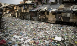 Un cours d'eau rempli de détritus à Manille, le 12 mai 2018