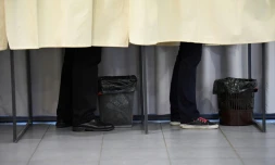 Les jeunes de 18 à 34 ans sont aussi nombreux à souhaiter la victoire de Marine Le Pen que celle d'Emmanuel Macron, avec 24% de préférence pour chacun de ces deux candidats à l'élection présidentielle, selon un sondage Harris Interactive.