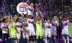 Les Lyonnaises sacrées championnes d'Europe à l'issue des tirs au but contre le PSG à Cardiff, le 1er juin 2017