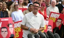 Andy Burnham, nouveau député travailliste de Makerfield, s'adresse à ses sympathisants et aux médias au lendemain de sa victoire à l'élection partielle, le 19 juin 2026 à Ashton-in-Makerfield, dans le nord-ouest de l'Angleterre