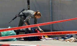 Une soldate israélienne sur le lieu de l'attaque devant une base militaire prÚs de Jénine en Cisjordanie occupée, le 7 mai 2021