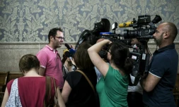 Un membre de l'association "La Parole Liberee" Francois Devaux (gauche) répond à la presse le 10 juin 2016 après que la cour d'appel de Lyon a décidé de ne pas prescrire les abus sexuels reprochés au prêtre lyonnais Bernard Preynat