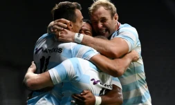 Juan Imhoff enlacé par ses partenaires du Racing 92 après son essai en demi-finale de la Coupe d'Europe contre les Saracens le 26 septembre 2020 à Nanterre