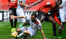Le défenseur de Guingamp Christophe Kerbrat (g) lors du match nul 1-1 à Rennes le 12 mai 2019