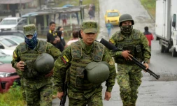 Des soldats patrouillent autour de la prison de Bellavista, dans la province de Santo Domingo de los Tsachilas (Equateur), le 10 mai 2022