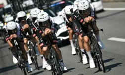Tadej Pogacar (D) et ses équipiers d'UAE s'entraînent en vue du contre-la-montre par équipes du Tour de France, le 2 juillet 2026 près de Barcelone