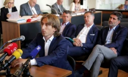 Le milieu de terrain de la Croatie et du Real Madrid, Luka Modric, devant le tribunal pour témoigner lors d'un procès de corruption le 13 juin 2017 à Osijek, en Croatie