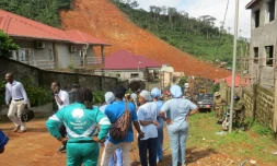 Des habitants observent les opérations de secours le 15 août 2017 à Freetown 