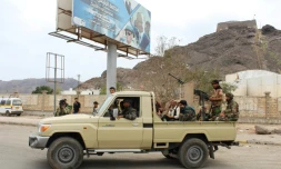 Des combattants du mouvement séparatiste du Yémen du sud patrouillent dans une rue d'Aden, le 28 janvier 2018