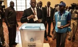 Le président angolais Eduardo dos Santos vote à Luanda le 23 août 2017