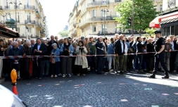 Des actionnaires de TotalEnergies attendent de pouvoir accéder à l'assemblée générale, dont l'accès a été bloquée par des militants d'ONG, à Paris le 25 mai 2022