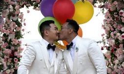 Les Chinois Song Jihan (g) et Wang Zengyi s'embrassent lors de la cérémonie de leur mariage près de Pattaya, dans la province de Chonburi, le 31 mai 2025 en Thaïlande