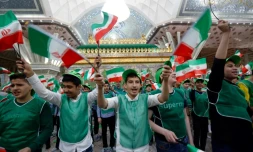Des étudiants agitent le drapeau national iranien au mausolée de l'imam Khomeiny à Téhéran le 1er février 2019 pour célébrer le 4àe anniversaire de la Révolution islamique