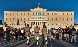Des soldats de la garde présidentielle marchent lors d'une relève devant le parlement grec, à Athènes, le 24 juin 2023