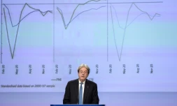 Le commissaire européen à l'Economie Paolo Gentiloni, lors d'une conférence de presse au siÚge de l'UE à Bruxelles, le 11 février 2021
