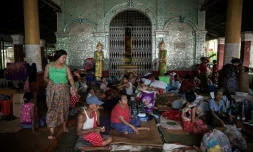 Des habitants déplacés par les inondations se réfugient dans l'enceinte d'un monastère dans la commune de Bago, en Birmanie, le 12 août 2023