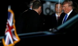 Le président américain Donald Trump (d) à son arrivée à Londres pour participer au sommet de l'Otan, le 2 décembre 2019