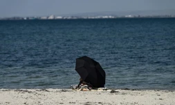 Sur une place à Thessalonique en Grèce, frappée par une vague de chaleur, le 16 juillet 2024 