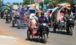 Des personnes fuient la région frontiÚre entre la Thaïlande et le Cambodge à la suite d'attaques aériennes dans la province cambodgienne de Siem Reap, le 15 décembre 2025