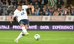 L'attaquant du Paris SG Kylian Mbappé marque sur le terrain de Strasbourg, le 29 avril 2022   