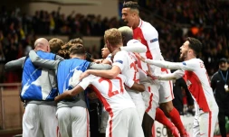 Le milieu Bernardo Silva (d) et ses coéquipiers se congratulent après le 3e but de Monaco face à Dortmund en Ligue des champions à Louis II, le 19 avril 2017