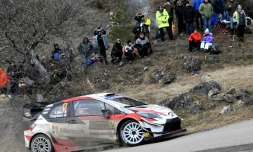 La Toyota WRC de Sébastien Ogier et son copilote Julien Ingrassia parcourt la spéciale N.4 du rallye de Monte-Carlo, le 24 janvier 2020 à Saint-Clément-sur-Durance