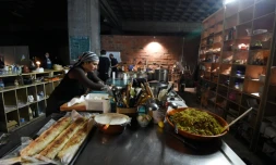 Des squatteurs, menacés d'expulsion, tiennent un restaurant "freegan" ou "déchétarien", dont le menu est concocté avec des invendus du marché de Rungis, sous le périphérique parisien, le 25 mars 2016