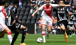 Le milieu de Monaco Aleksandr Golovin (c) lors du match à Angers, le 7 mais 2023 