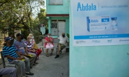 Des personnes attendent pour recevoir une dose du candidat-vaccin cubain Abdala contre le Covid-19, le 12 mai 2021 Ă La Havane