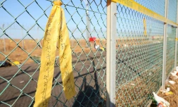 Un message de condoléances accroché sur une grille de l'aéroport de Muan, dans le sud-ouest de la Corée du Sud, le 1er janvier 2025