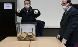 Des personnels portant des masques de protection et des gants dans un bureau de vote à Strasbourg, le 15 mars 2020