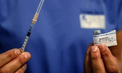 Une dose du vaccin de Pfizer-BioNTech contre le Covid-19, le 2 janvier 2021 dans un hôpital parisien